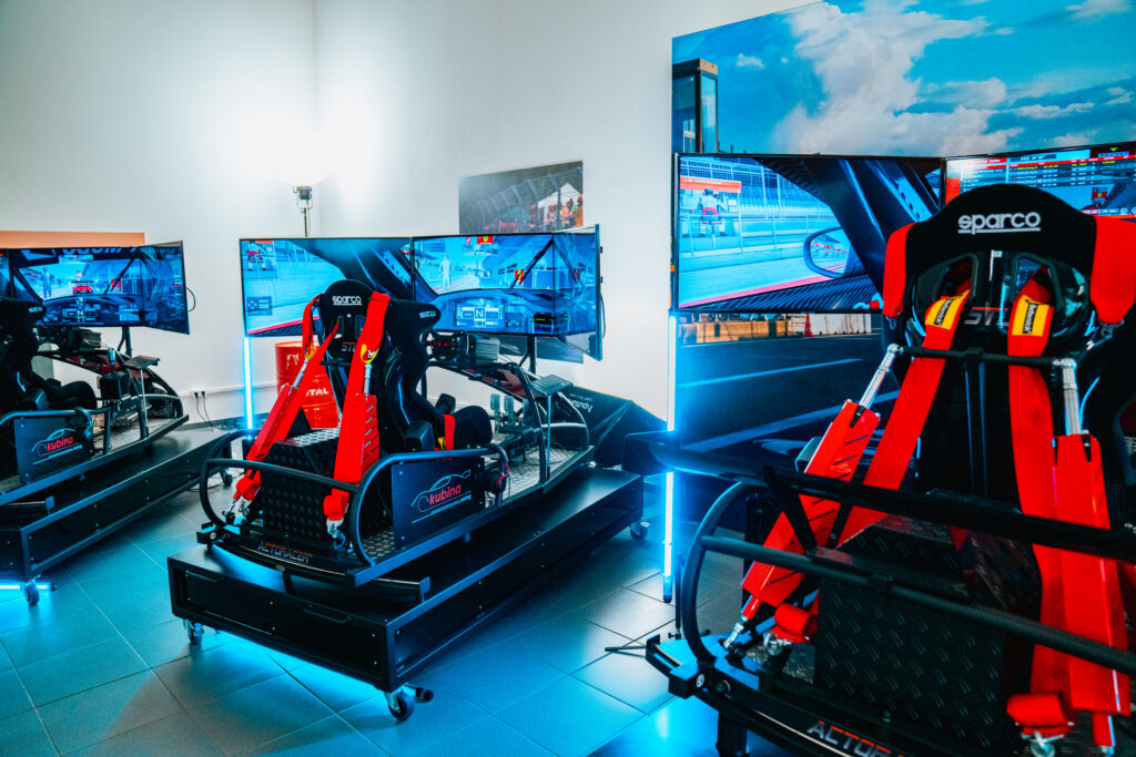 Full-Motion-Rennsimulator Simulator Pro in der Racing-Lounge