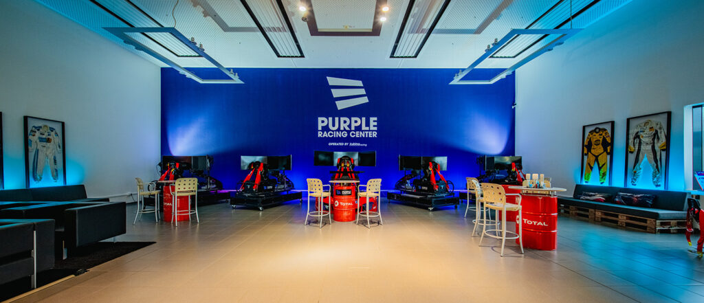 SimRacing-Cockpit im Purple Racing Center