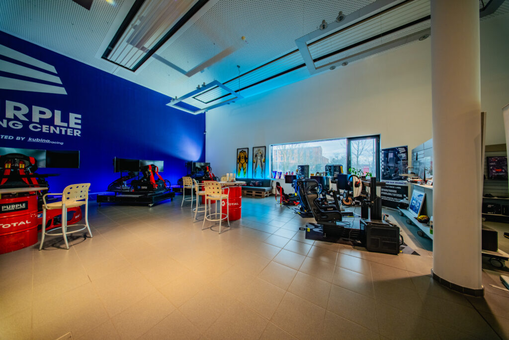 Eventfläche mit Rennsimulatoren im Purple Racing Center