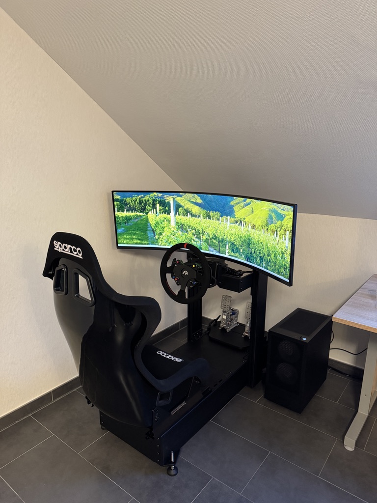 Kompakter Rennsimulator in einem privaten Wohnraum