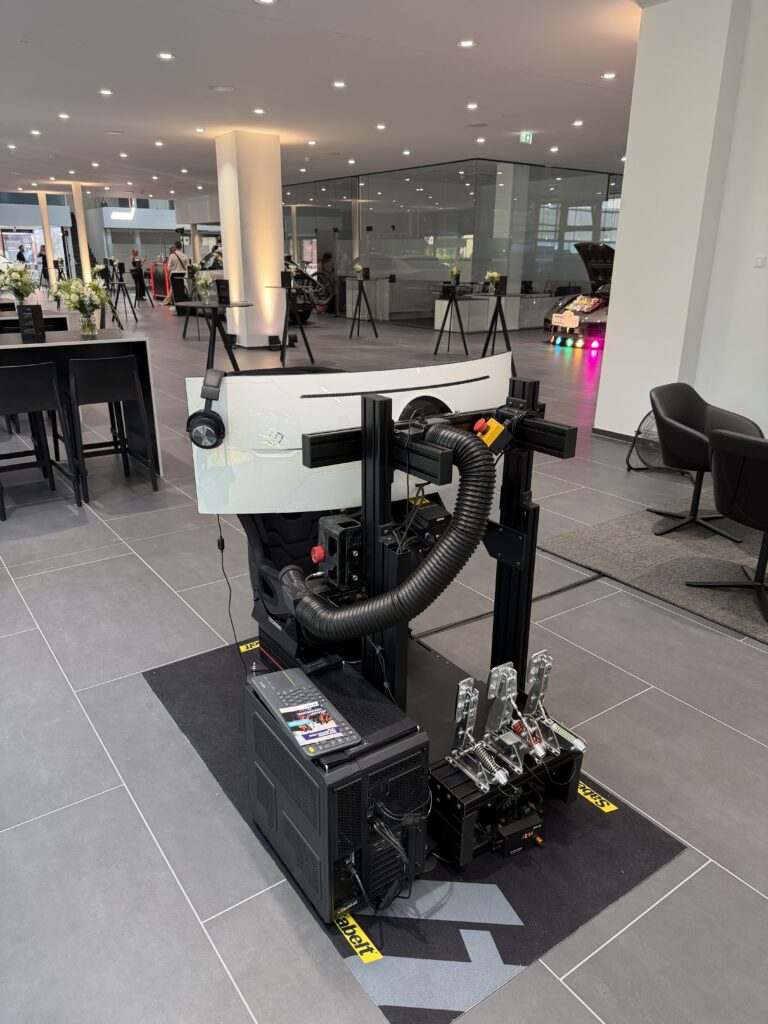 Rennsimulator im Showroom eines Autohauses