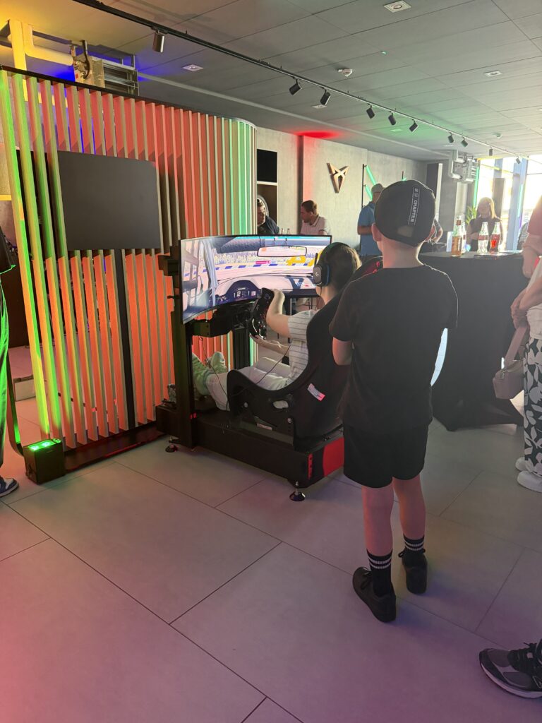 Rennsimulator bei einem Event außer Haus