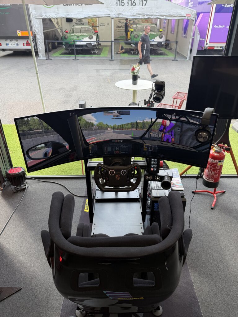 Rennsimulator bei einer Autohaus-Aktion