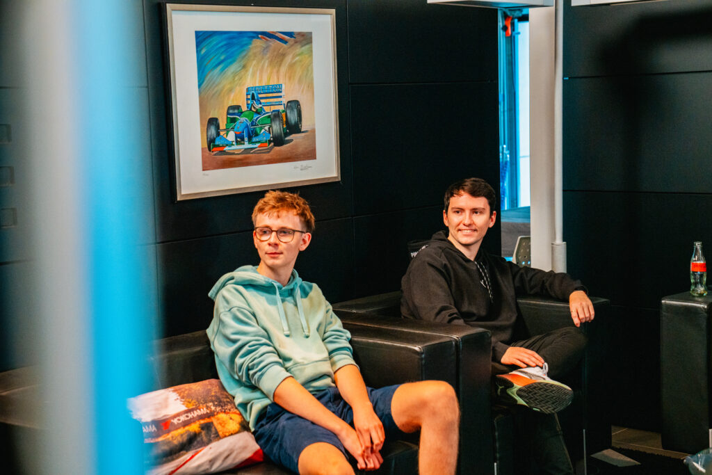 Gäste in der Sitzecke des Purple Racing Center