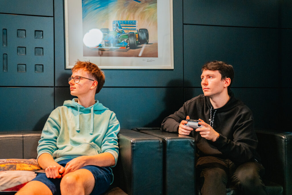 Gäste entspannen in der Lounge des Purple Racing Center