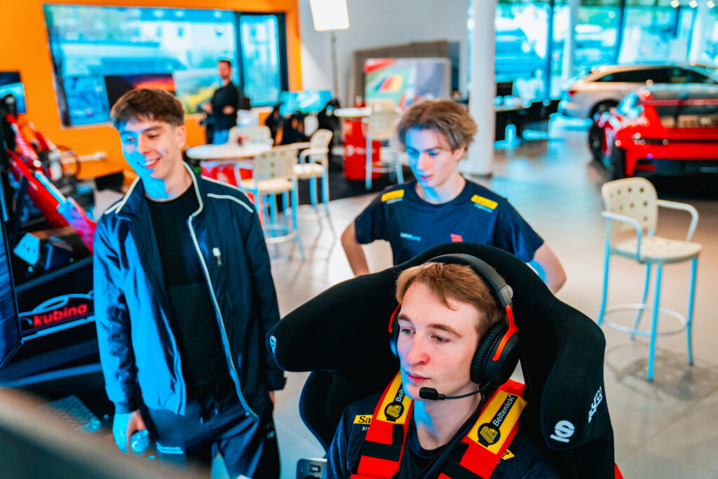 Gruppe beim gemeinsamen Sim-Racing im Center