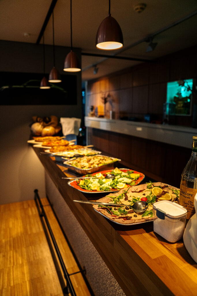 Buffet mit Snacks und Fingerfood beim Event