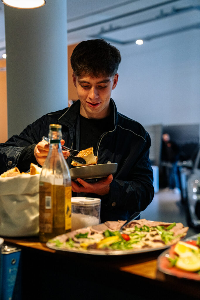 Gast beim Essen im Purple Racing Center