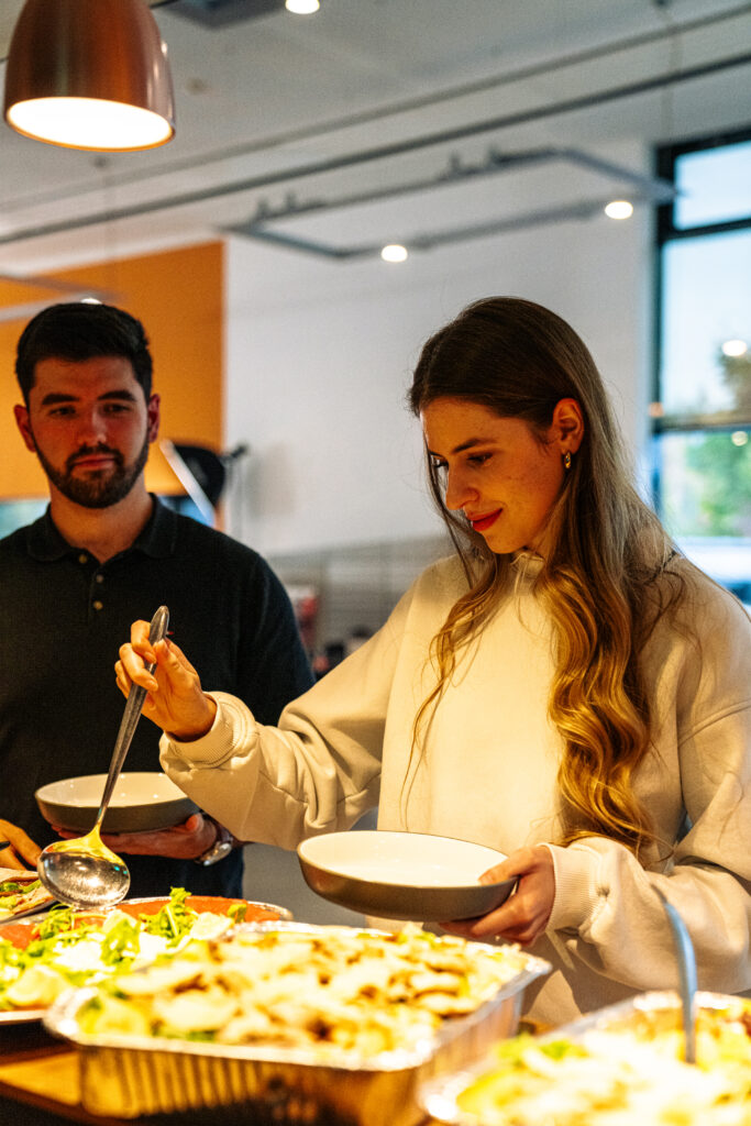 Gäste bedienen sich am Buffet