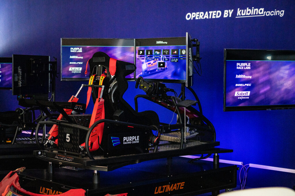 Full-Motion-Simulator mit Triple-Screen im Purple Racing Center