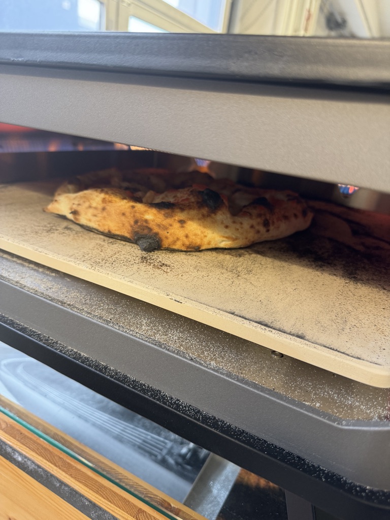 Pizza im Ofen während einer Veranstaltung
