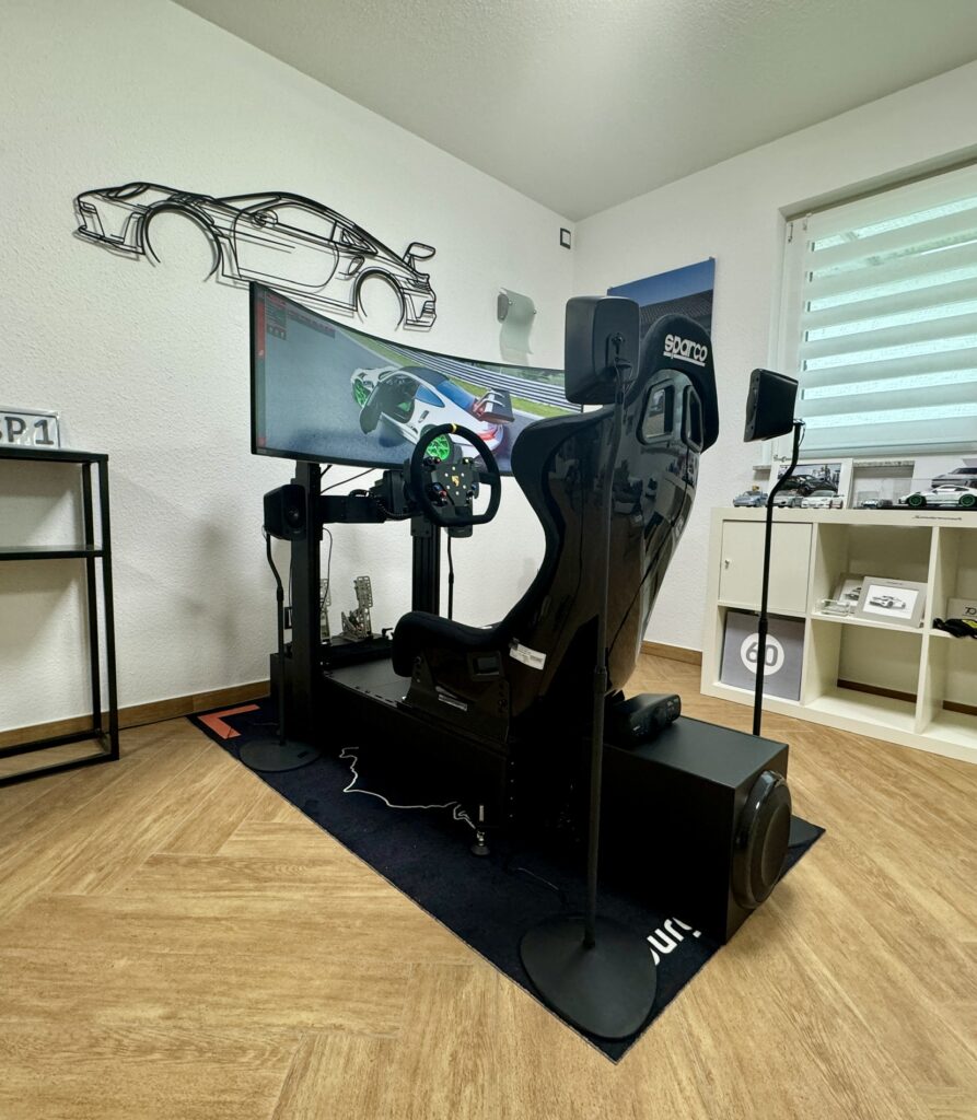Rennsimulator in einem privaten Arbeitszimmer