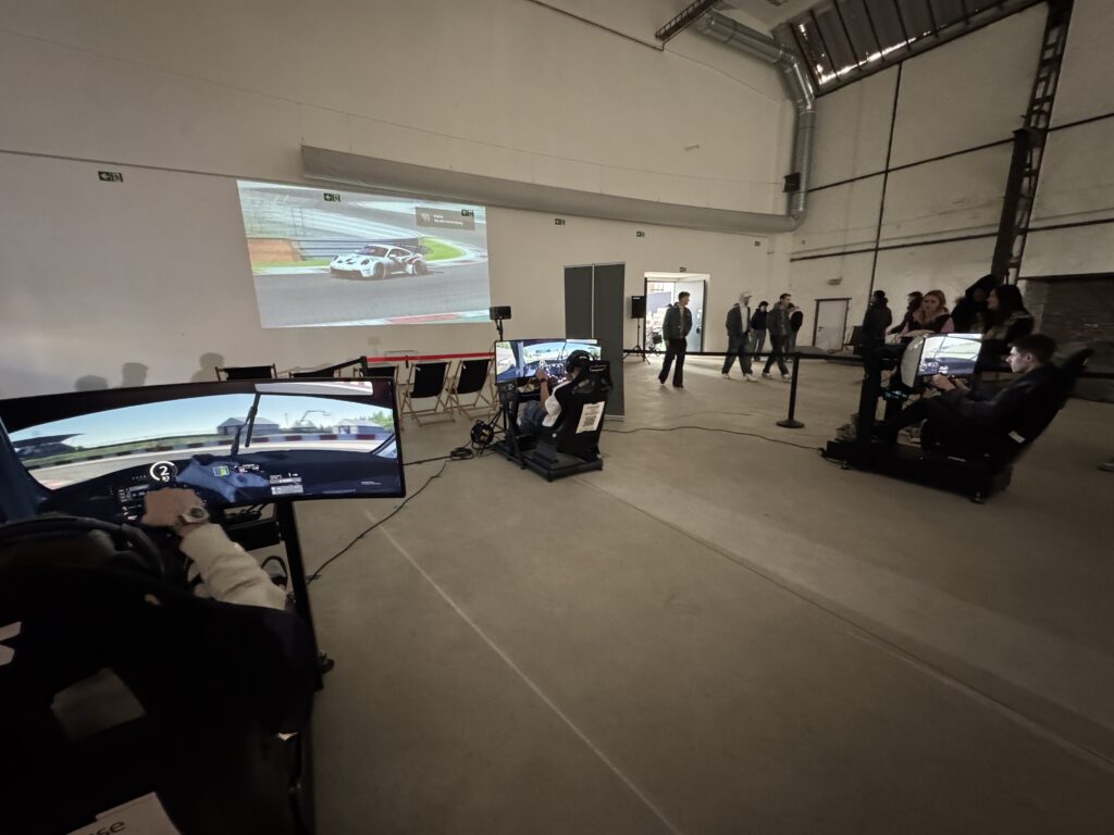 Rennsimulator bei einem Event außer Haus