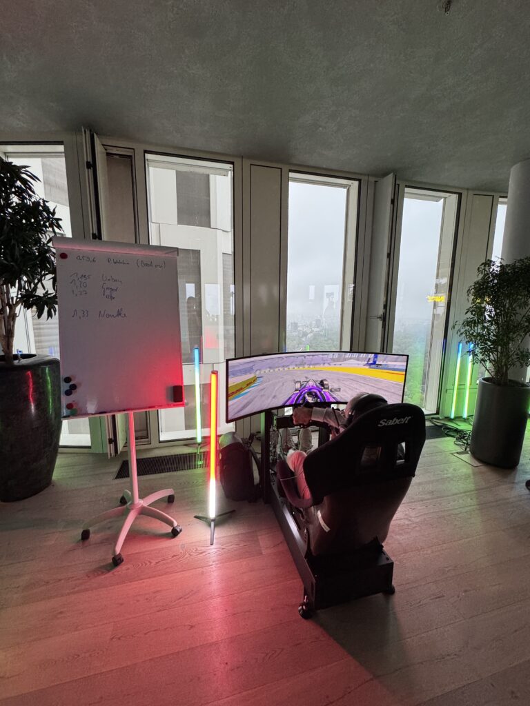 Rennsimulator bei einem Firmenevent in einem Konferenzraum