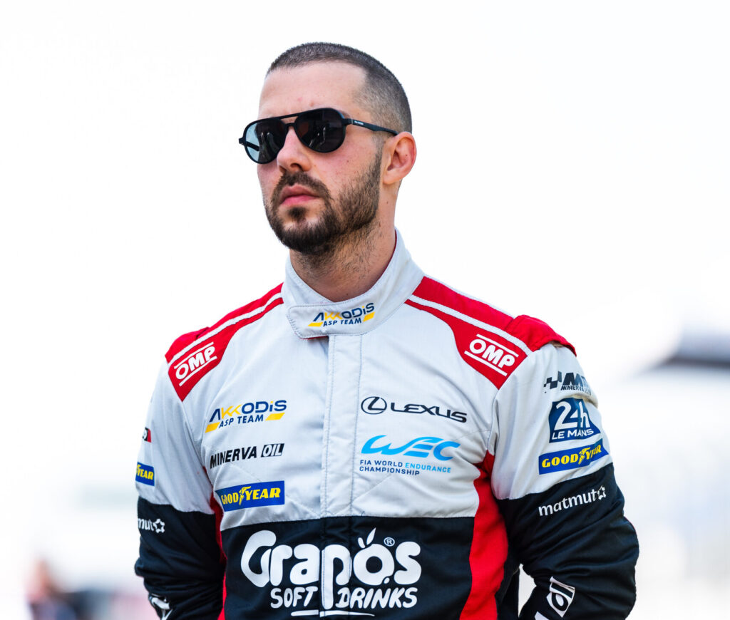 Porträt von Rennfahrer Petru R. Umbrărescu im Rennanzug Purple Racing Center