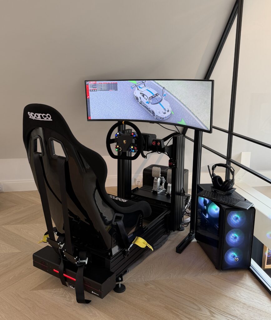 Rennsimulator mit Sparco-Schalensitz und Ultrawide-Monitor