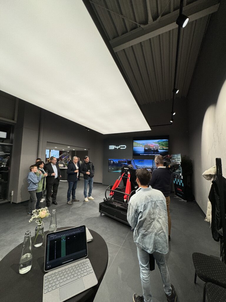 Besucher bei einem Event mit Rennsimulator