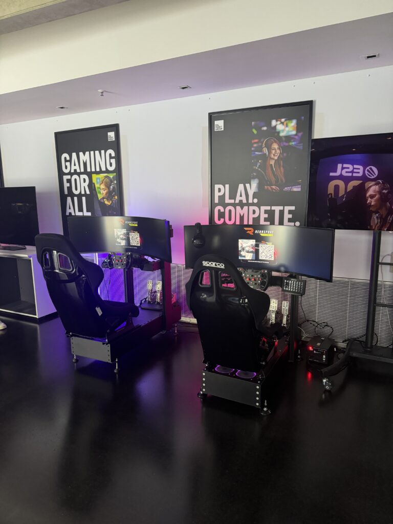 Rennsimulator bei einem Gaming-Event