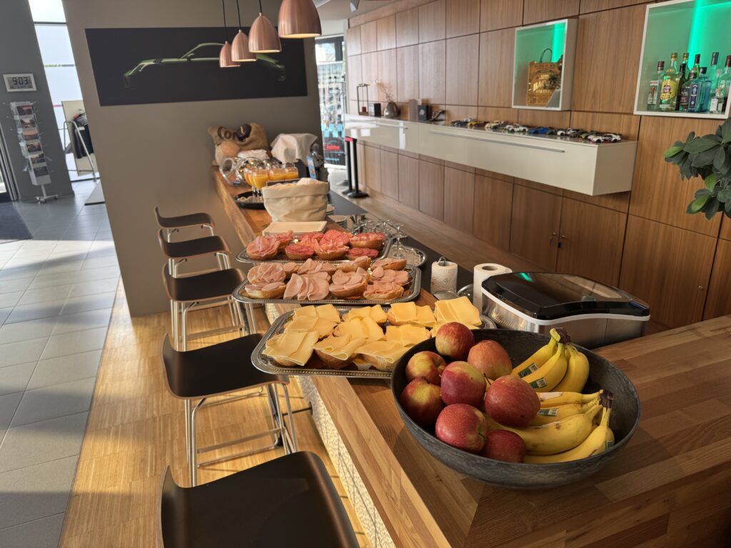Buffet mit Brötchen, Snacks und Obst